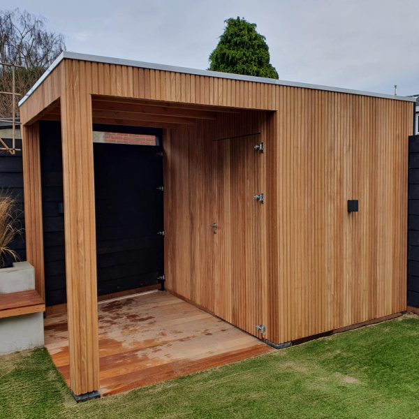mooie-overkapping-met-berging-latten Moderne schuur op maat met verticale latten